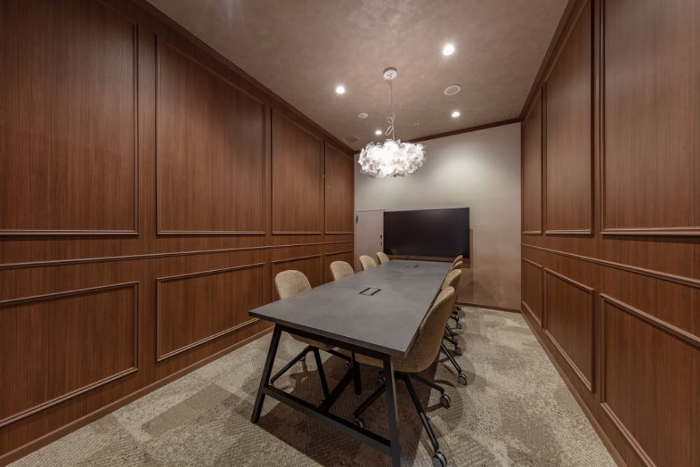 大切な商談や採用面接などに最適な会議室を完備